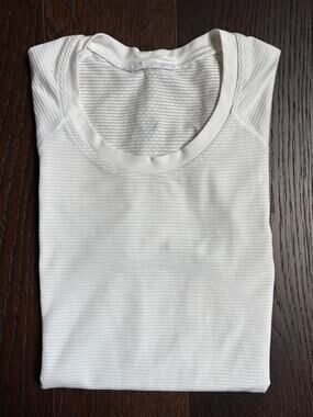 Lululemon Swiftly Tech Short Sleeve Crew (Heathered White) - Size 6